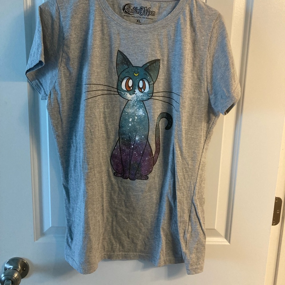 Cute Cat Graphic T-Shirt in Gray
